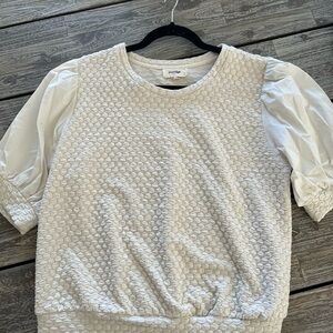 Porridge short sleeved knit top with bubble cap sleeves. Size L.